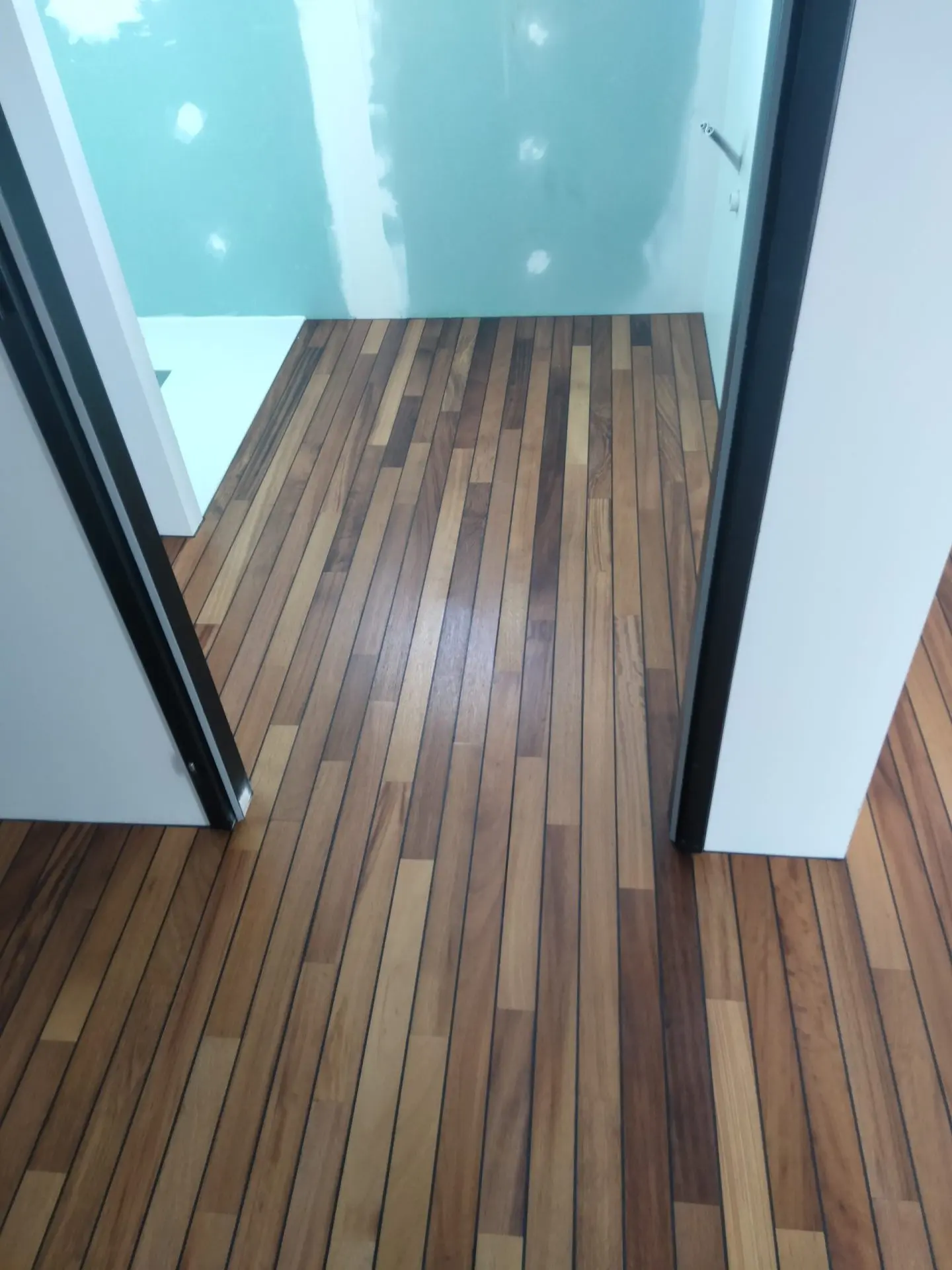 PARQUET IROKO NAVYLAM + PONT DE BATEAU DESIGN PARQUET