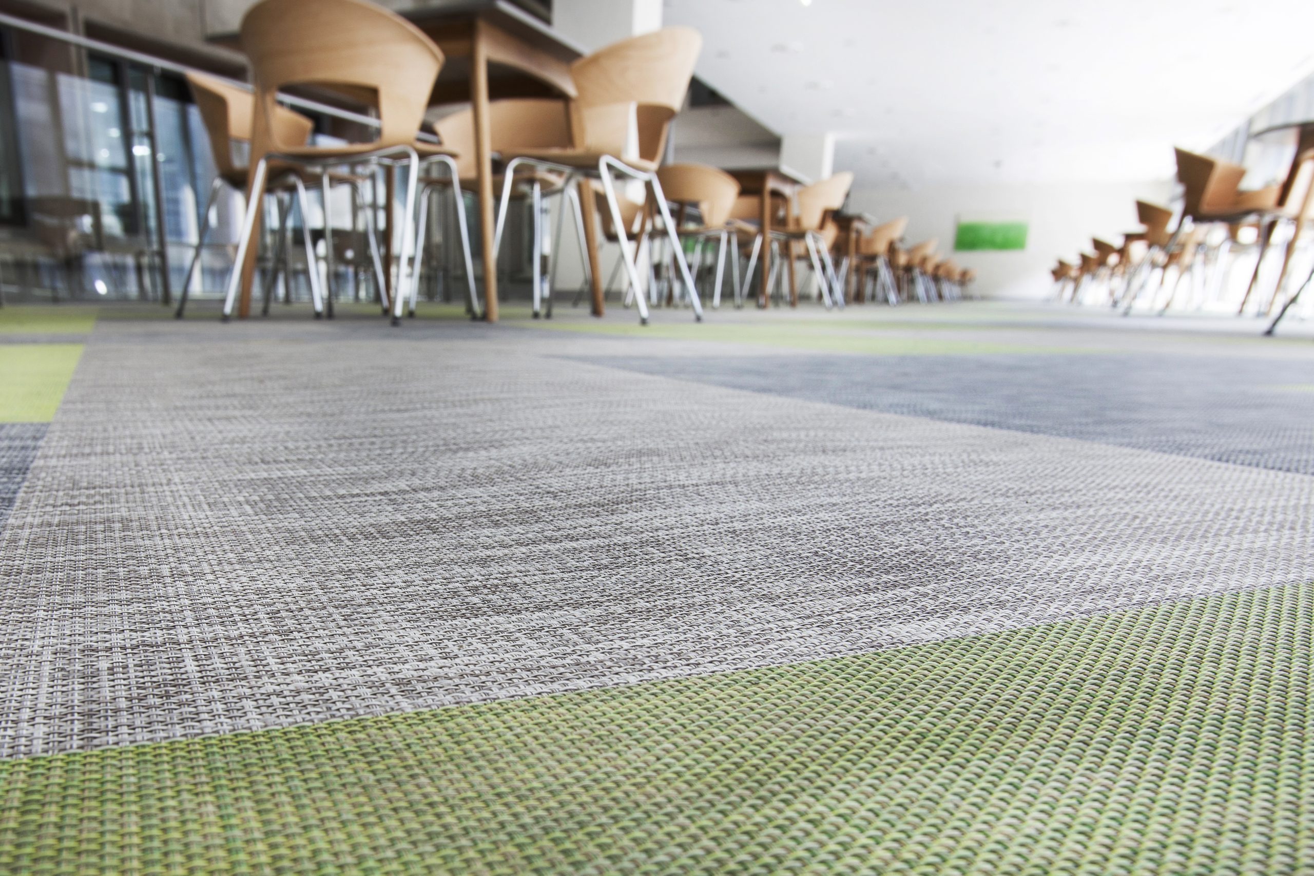 LOOM + ONEFLOR un revêtement de sol en vinyle tissé à coller qui peut être mélangé avec d’autres couleurs pour créer un intérieur reflétant votre style. Conçu pour résister à une usure intensive, notre revêtement en vinyle tissé est parfait pour les environnements fortement sollicités tels que les hôtels, restaurants et bureaux.