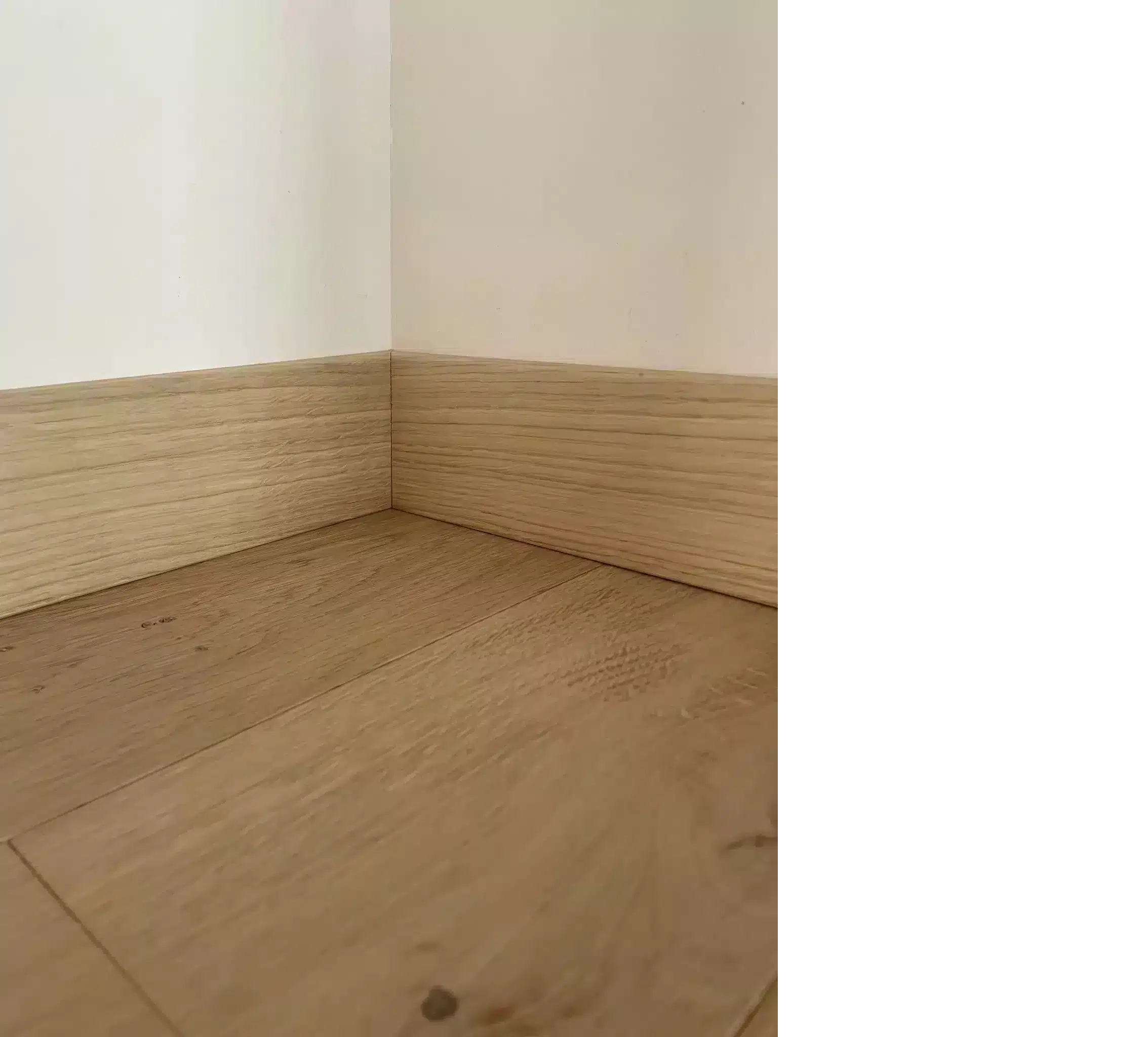 Plinthe-carree-Parquet-Bois-flotte-et-Huile-Bois-naturel